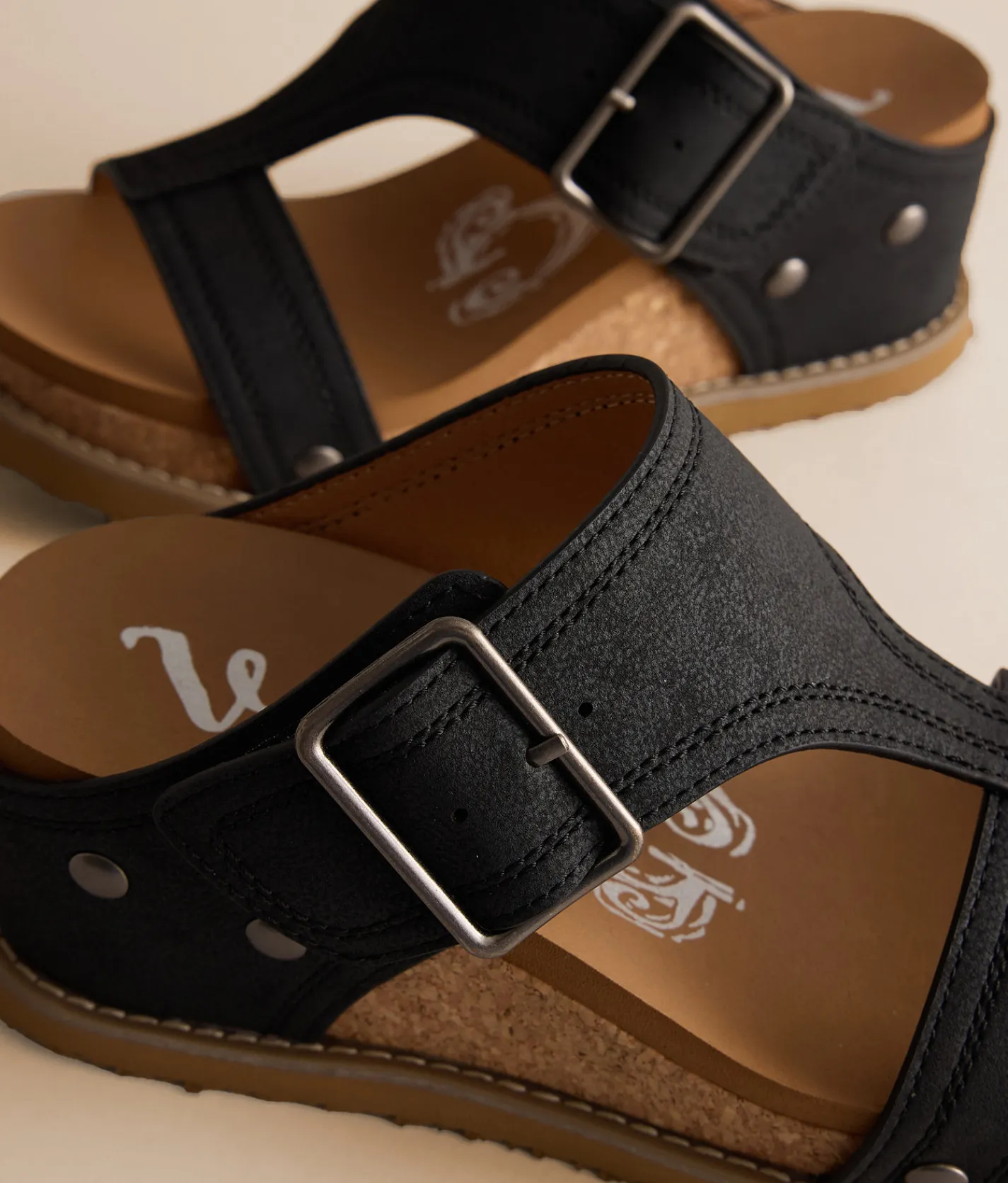 Very G Noah Wedge Sandal Black Discount